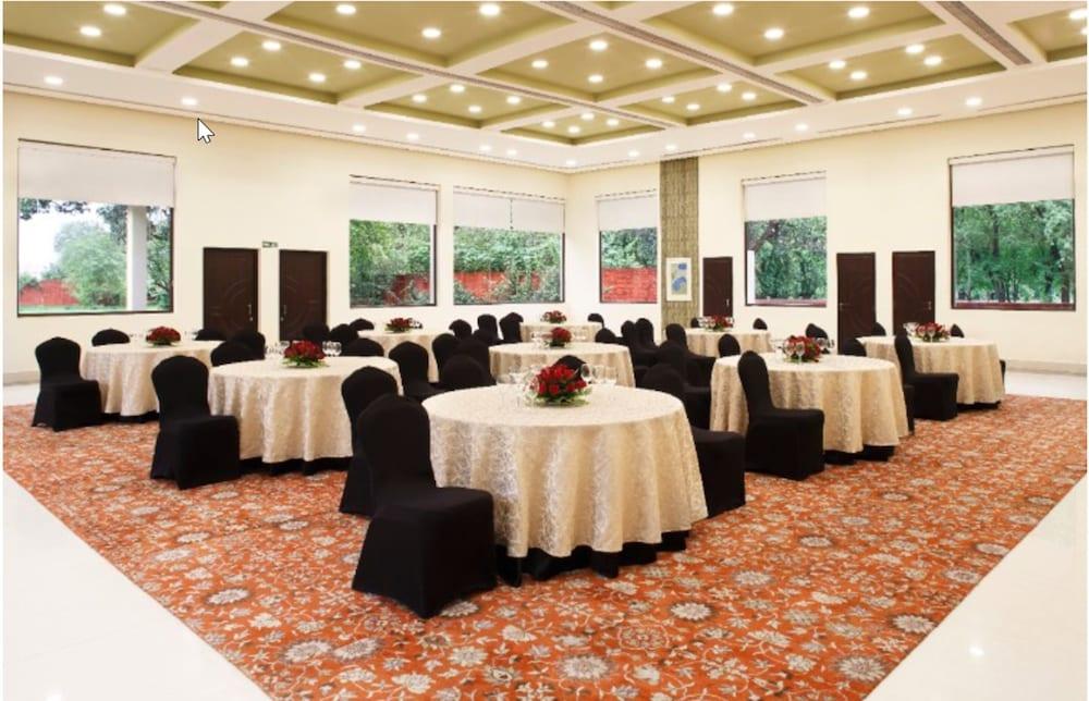 타지 갠지스, 바라나시 외부 사진 The Royal, a meeting room at The Oberoi, Mumbai