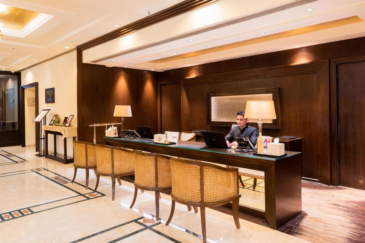 타지 갠지스, 바라나시 외부 사진 Concierge desk at a hotel