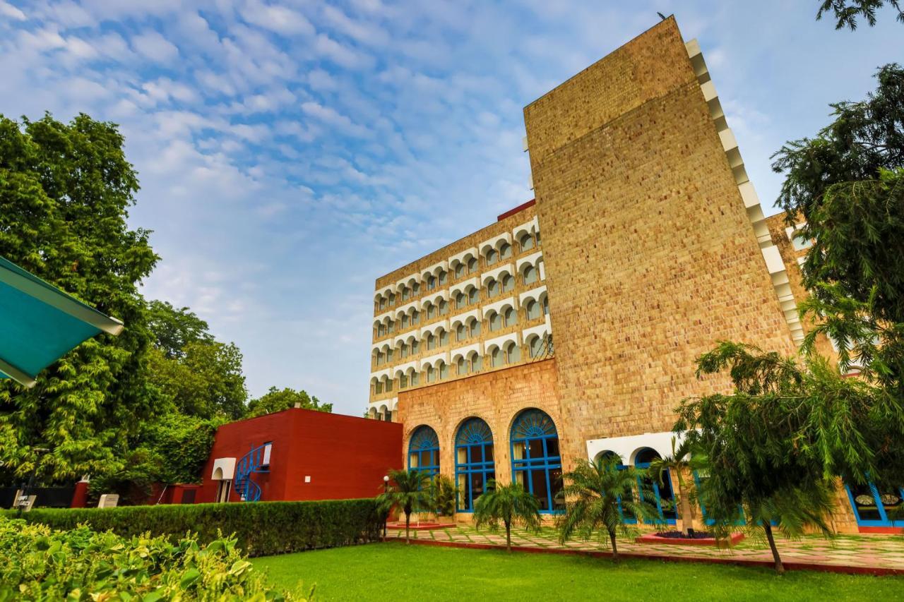 타지 갠지스, 바라나시 외부 사진 The main building of the university