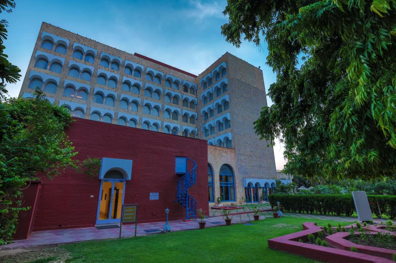 타지 갠지스, 바라나시 외부 사진 The main building of the university