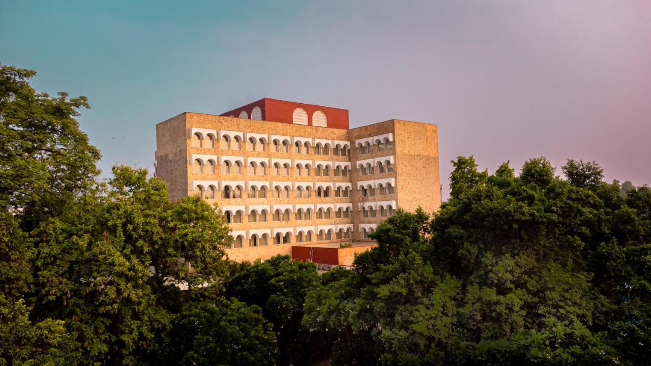 타지 갠지스, 바라나시 외부 사진 The main building of the university