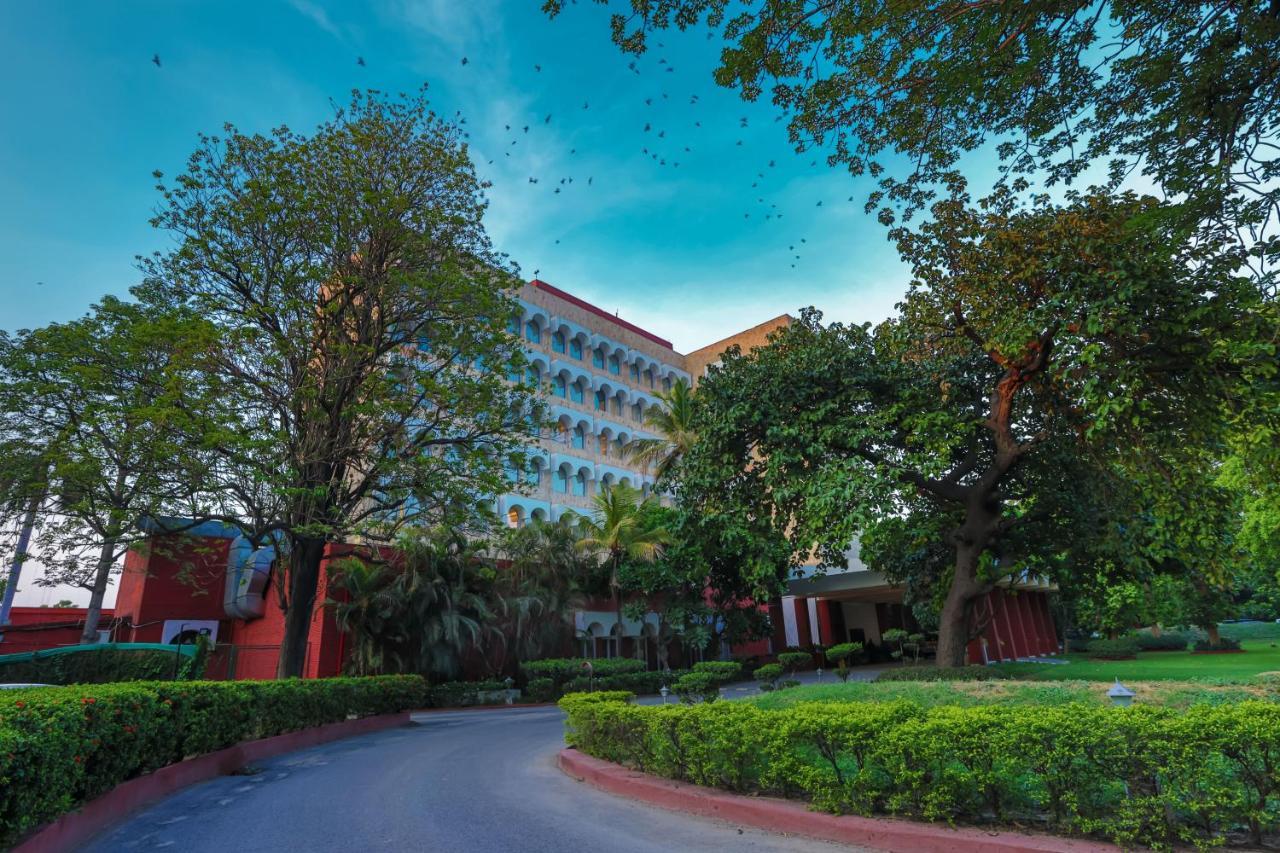 타지 갠지스, 바라나시 외부 사진 The main building of the university