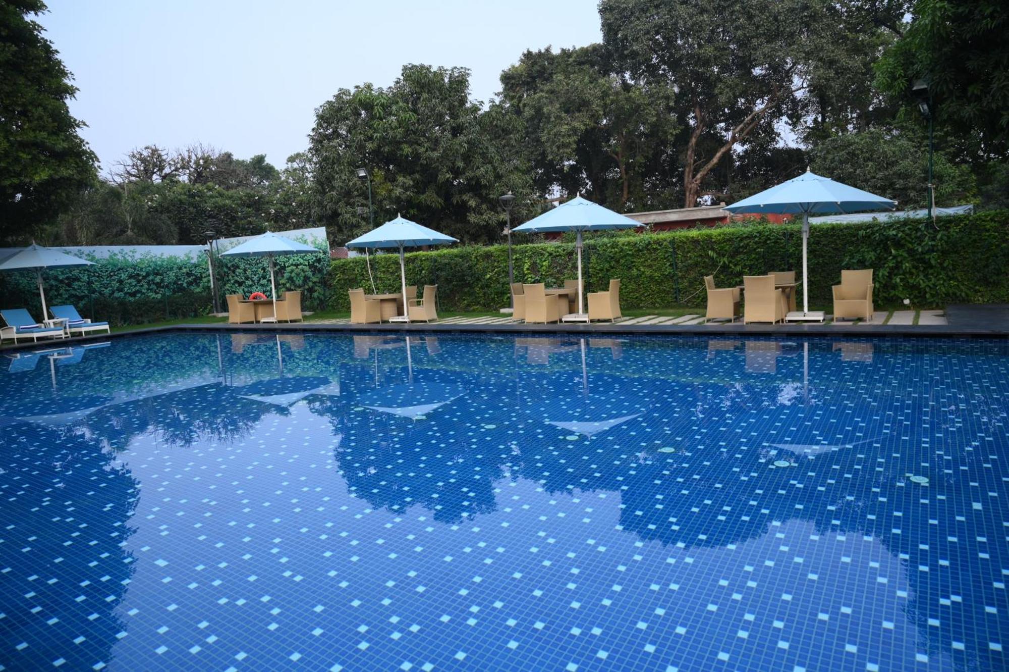 타지 갠지스, 바라나시 외부 사진 Swimming pool at the Taj Bengal