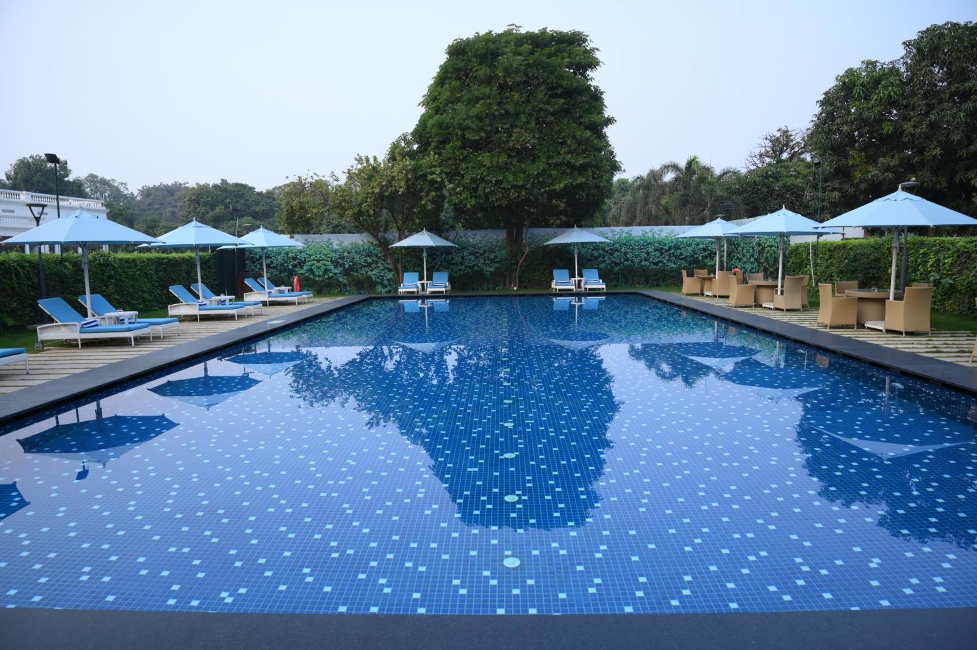 타지 갠지스, 바라나시 외부 사진 Swimming pool at the Taj Bengal