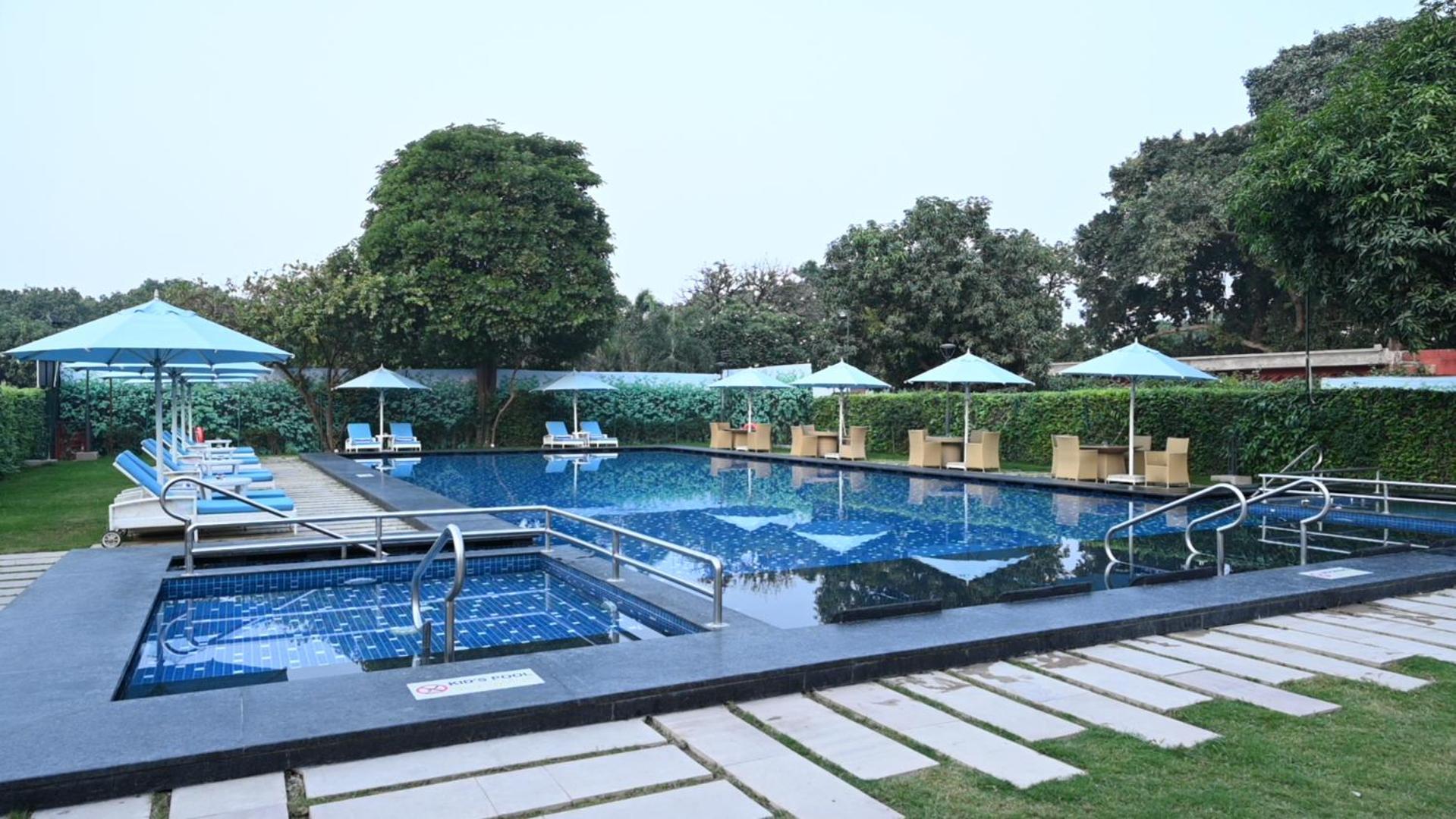 타지 갠지스, 바라나시 외부 사진 The pool at the Taj Bengal