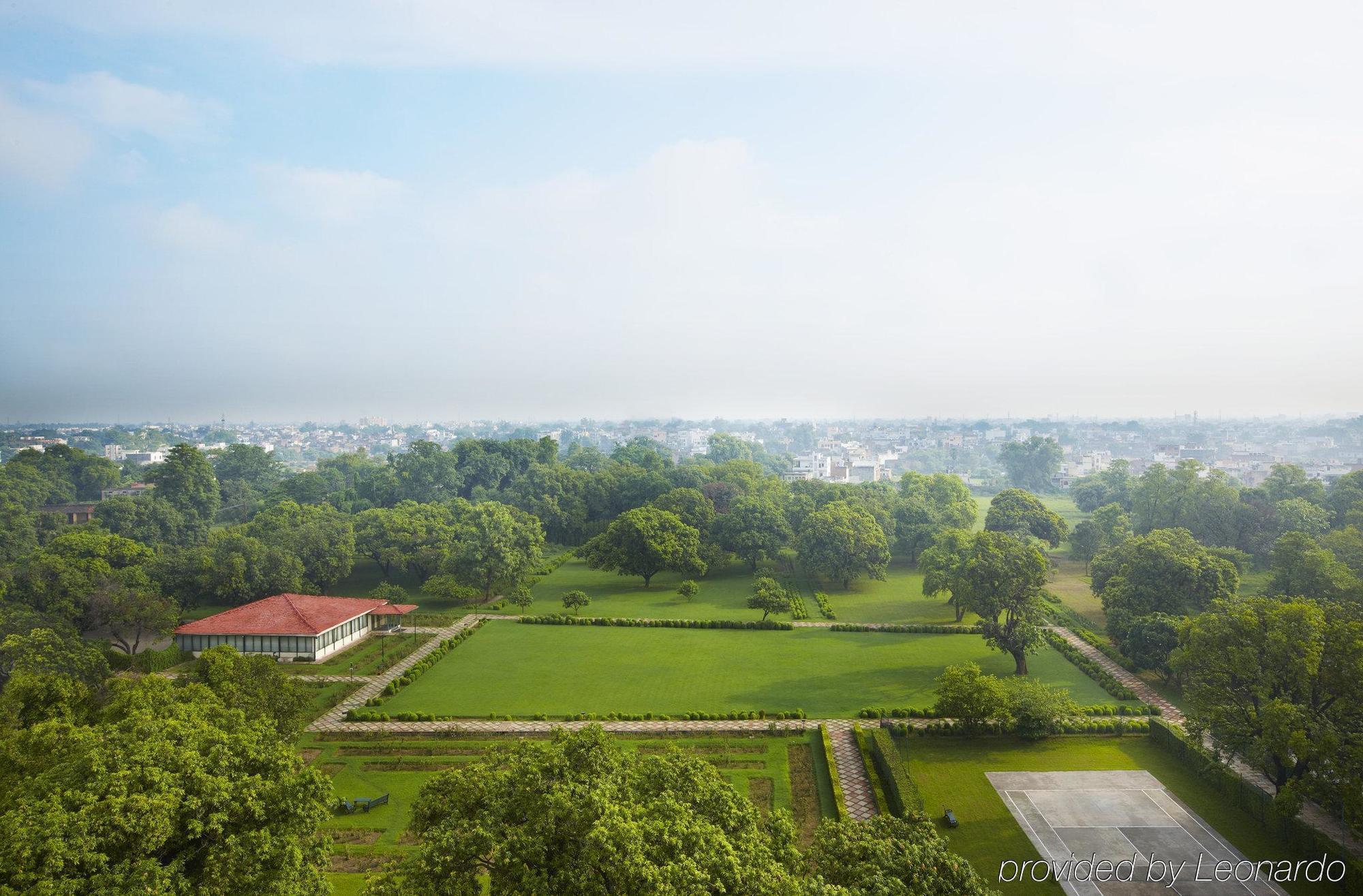 타지 갠지스, 바라나시 외부 사진 View of the grounds from the tower