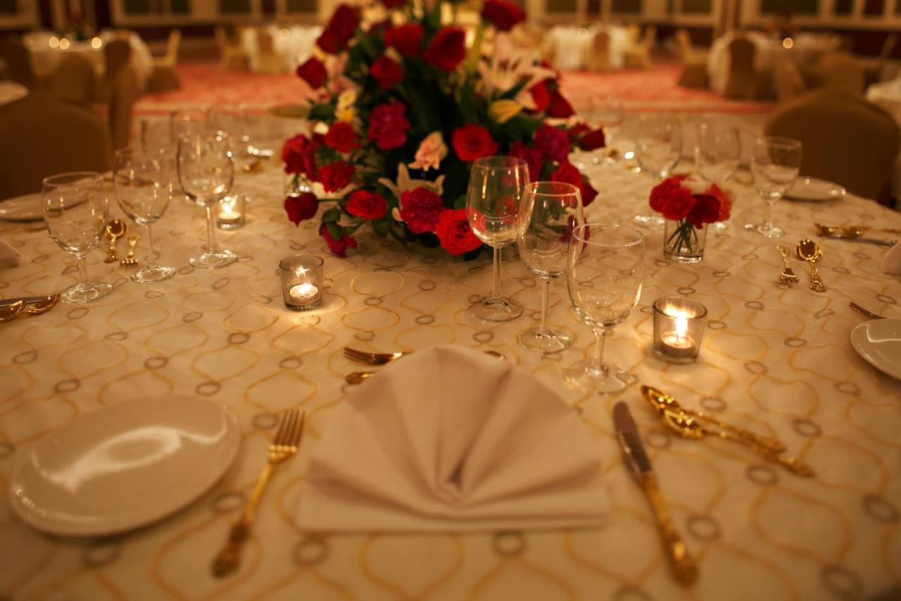 타지 갠지스, 바라나시 외부 사진 A table set for a formal dinner