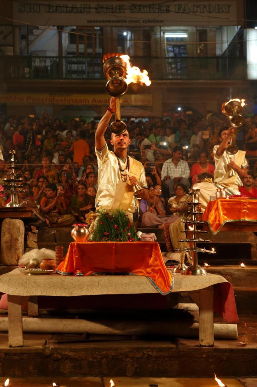 타지 갠지스, 바라나시 외부 사진 A pandit reciting the Gayatri mantra during the evening aarti at the Triveni ghat, Varanasi